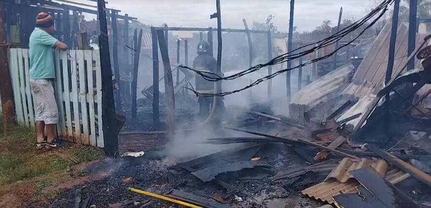 Famílias perdem tudo após incêndio atingir barracos em Dourados