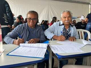 Moradores que assinaram regularização (Foto: Divulgação)