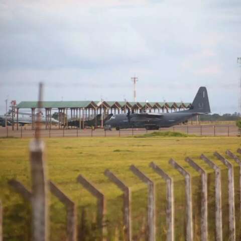 Avi&otilde;es militares americanos pousam em Campo Grande para treinamento de guerra