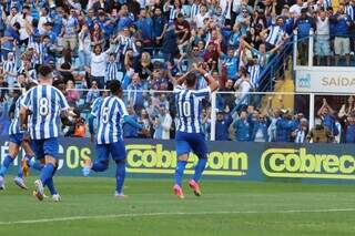 William Pottker comemorando gol no Estádio Ressacada (Frederico Tadeu da Silva/Avaí)