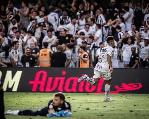 No retorno da torcida ao est&aacute;dio, Santos marca no fim e vence o Gr&ecirc;mio de virada