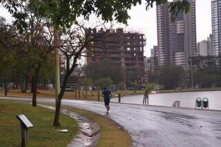 Pista molhada após pancada de chuva no Parque das Nações Indígenas (Foto: Paulo Francis0