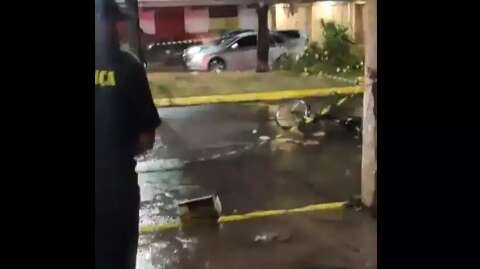 Ciclista morre em acidente com motocicleta em cruzamento de avenida