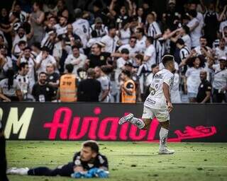 Atacante Julio Furch após marcar o gol que sacramentou a vitória do Peixe (Foto: Raul Baretta/Santos)