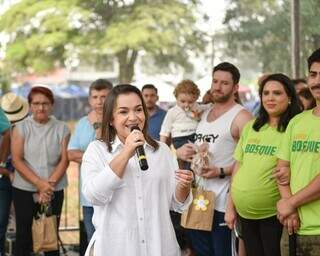 Prefeita Adriane Lopes durante visita a feira neste domingo (Foto: Divulgação/PMCG)