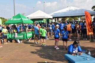 Corredores se reunem após a corrida, no Parque das Nações Indígenas (Foto: Ana Paula Fernandes)