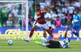 Bruno Henrique durante partida contra o Coritiba, no estádio Couto Pereira (Foto: Divulgação)