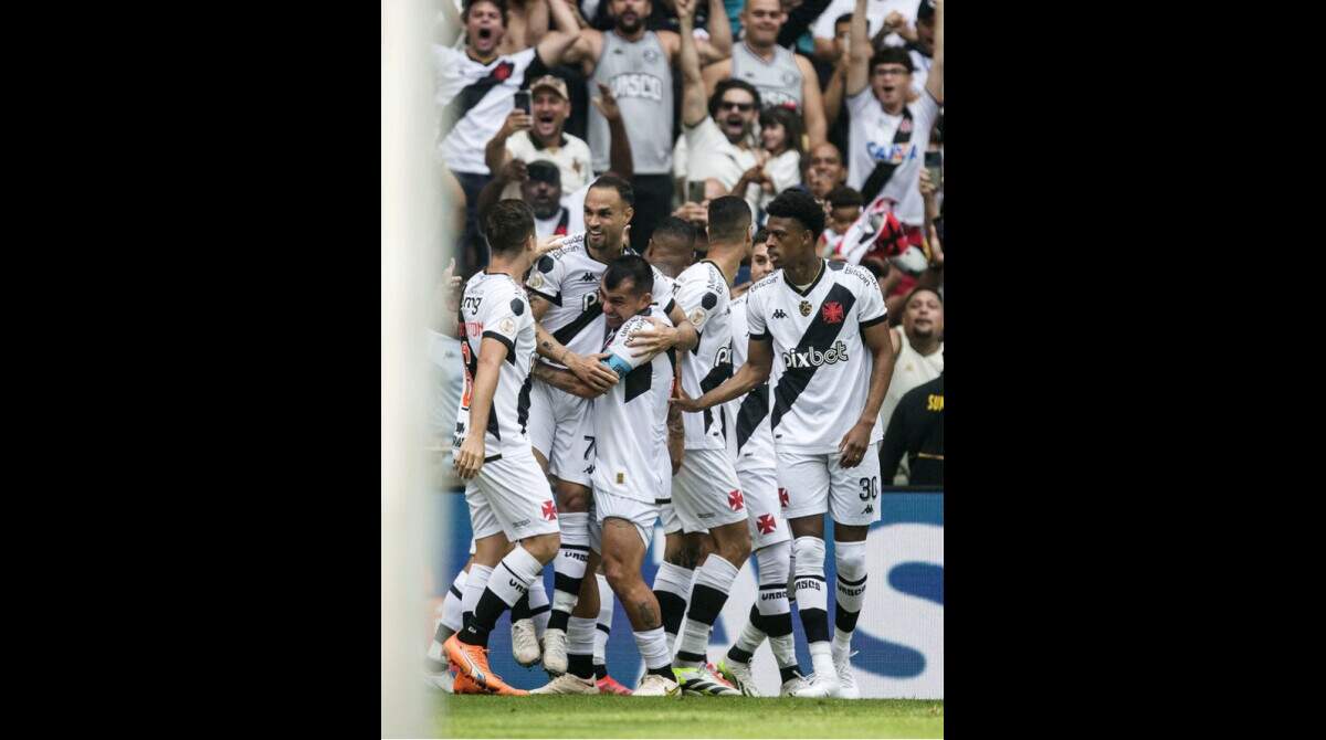 Vasco vence Atlético-MG no reencontro com a torcida no Maracanã