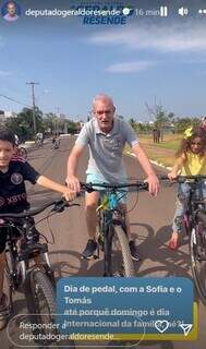 Geraldo e os filhos em dia de bike no parque. (Foto: Reprodução)