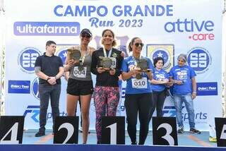 No pódio, vencedoras da 3ª Corrida de Rua em homenagem à GCM (Foto: Ana Paula Fernandes)