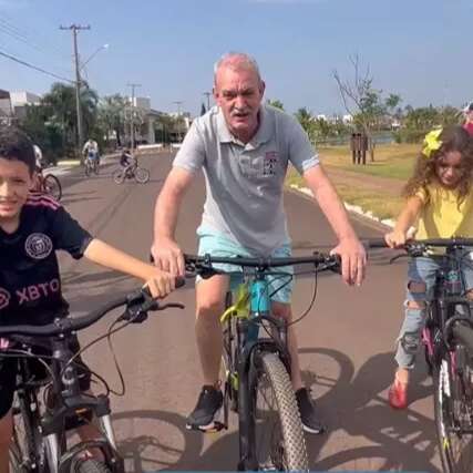 Pré-candidato esforçado exibe estudos e energia na bike 