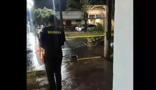 Bicicleta no meio da rua onde ocorreu o acidente (Foto: TV Fatos MS)