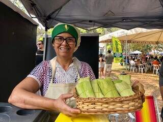 Na feira, Elza Silveira conquista público com pamonhas doces e salgadas. (Foto: Jéssica Fernandes)