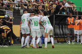 Equipe da Chapecoense comemorando a vitórai fora de casa (Foto: João Heemann | ACF)