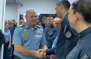 Coronel Renato dos Anjos cumprimenta policiais militares em reencontro (Foto: Reprodução/Redes Sociais)