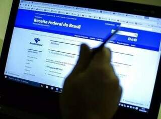 Consulta pode ser feita pela internet, através do site da Receita ou aplicativo (Foto: Marcelo Camargo/Agência Brasil)