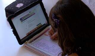 Estudante escrevendo em apostila (Foto: Caminhos da Reportagem/TV Brasil)
