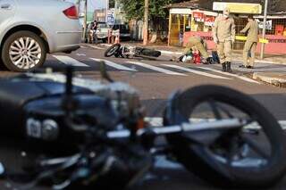 Motocicletas ficaram a 20 metros de distância após colisão (Foto: Henrique Kawaminami)