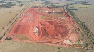 Visão aérea de campo de obras de novo terminal modal, em Inocência (Foto: Divulgação)