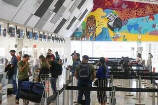 Clientes aguardam no Aeroporto Internacional de Campo Grande para fazer o check in (Foto: Henrique Kawaminami/Arquivo)