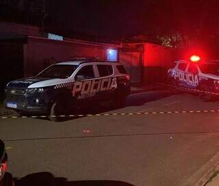 Viaturas da polícia em frente à residência isolada (Foto: Arquivo/Polícia Militar)