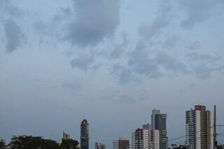 Céu de Campo Grande com algumas nuvens nesta manhã (Foto: Henrique Kawaminami)