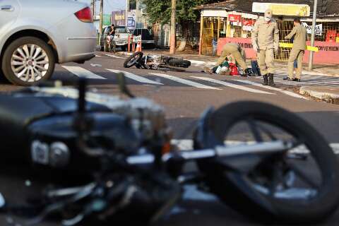 Acidente deixa motociclistas feridos e interdita trecho da Av. das Bandeiras