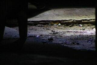 Cápsulas da arma usada na execução ficaram no chão (Foto: Juliano Almeida)