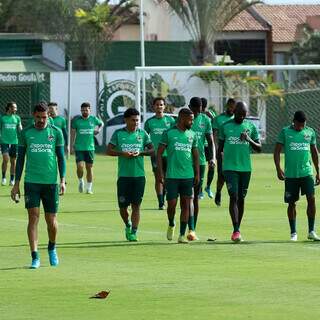 Elenco do Goiás na preparação para jogo contra time paranaense (Foto: Divulgação)