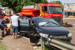 Vítimas durante socorro e veículos envolvidos em acidente. (Foto: Henrique Kawaminami)