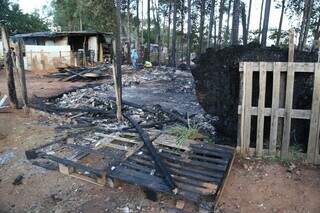 Barracos queimados no dia do incêndio, em 26 de julho (Foto: Alex Machado)