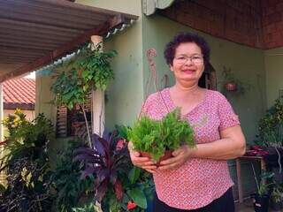 Aos 63 anos, Ana mostra dedicação diária com o jardim de casa. (Foto: Jéssica Fernandes)