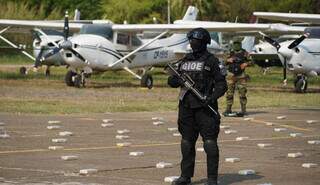 Policiais bolivianos em local onde aviões foram encontrados em caçada a Marset (Foto: Capitán Bado.com)