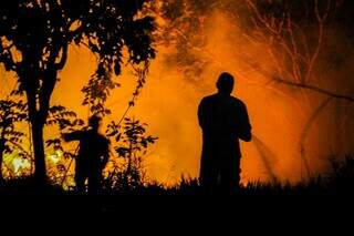 Incêndio em terreno baldio no bairro Bom Retiro, em Campo Grande, no mês de julho (Foto: Juliano Almeida)