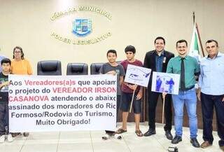 Familiares de dona Rosita levaram faixa e fotos para sensibilizar os vereadores da Câmara Municipal (Foto: Divulgação)