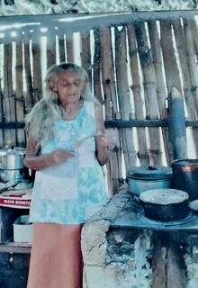 Dona Rosita cozinhanda no fogão de lenha no Camping Poliana, que fica na margem do Rio Formoso (Foto: Arquivo Pessoal)