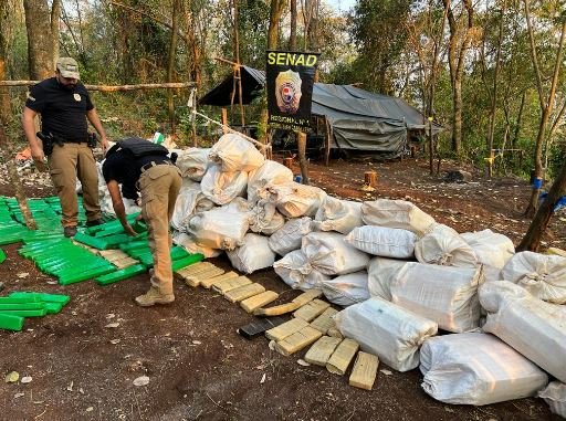 Pol&iacute;cia apreende 5 toneladas de maconha em acampamento na fronteira