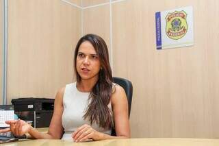 Delegada de Polícia Federal, Flávia Renata, durante entrevista ao Campo Grande News (Foto: Juliano Almeida)