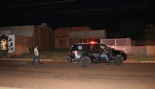 Policiais em frente ao local onde corpo foi achado. (Foto: Divulgação)