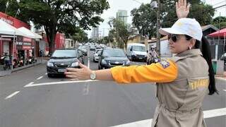 Agente de trânsito conduz fluxo de veículos na Rua Pedro Celestino (Foto: Divulgação)