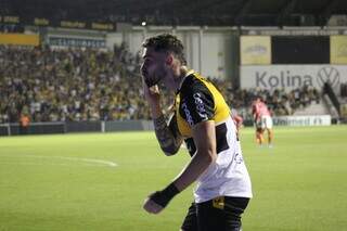 Felipe Vizeu comemora gol que abriu o placar diante o Vila Nova. (Foto: Celso da Luz/Criciúma)