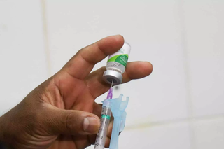 Enfermeiro prepara vacina contra a gripe para aplicar em paciente (Foto: Henrique Kawaminami)