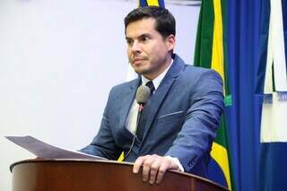 O vereador Diogo Castilho em discurso na tribuna da Câmara de Dourados (Foto: Divulgação)