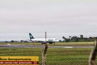 Avião da companhia aérea Azul, durante desembarque em Campo Grande (Foto: Arquivo/Campo Grande News)