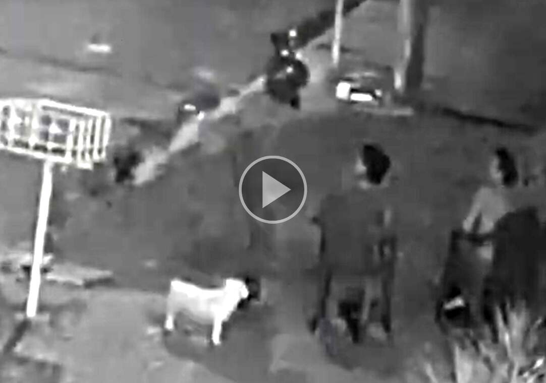 Adolescente é roubada em frente de casa por casal de moto; veja o vídeo 