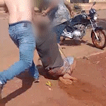 Homem é amarrado e arrastado por moradores após invadir casa