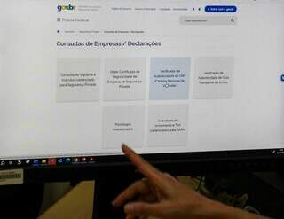 Delegada aponta para o site da PF, onde se encontra link para consultar profissionais legais em MS (Foto: Juliano Almeida)