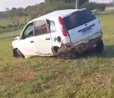 Motorista para embaixo de carro ap&oacute;s capotagem e morre na BR-419