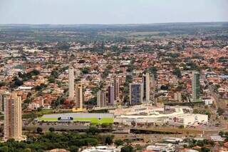 Vista aérea de Campo Grande, capital de Mato Grosso do Sul; no Estado, 37 cidades fecharam os primeiros seis meses de 2023 no vermelho (Foto: Arquivo/Campo Grande News)