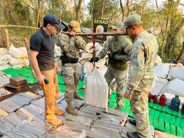 Ag&ecirc;ncia paraguaia destr&oacute;i 5 toneladas de maconha na fronteira com MS